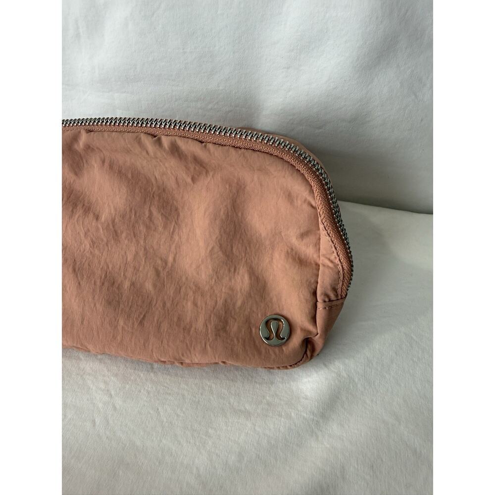 Lululemon Everywhere Belt Bag Crossbody Salmon Orange Small Versatile Pouch - Picture 4 of 14